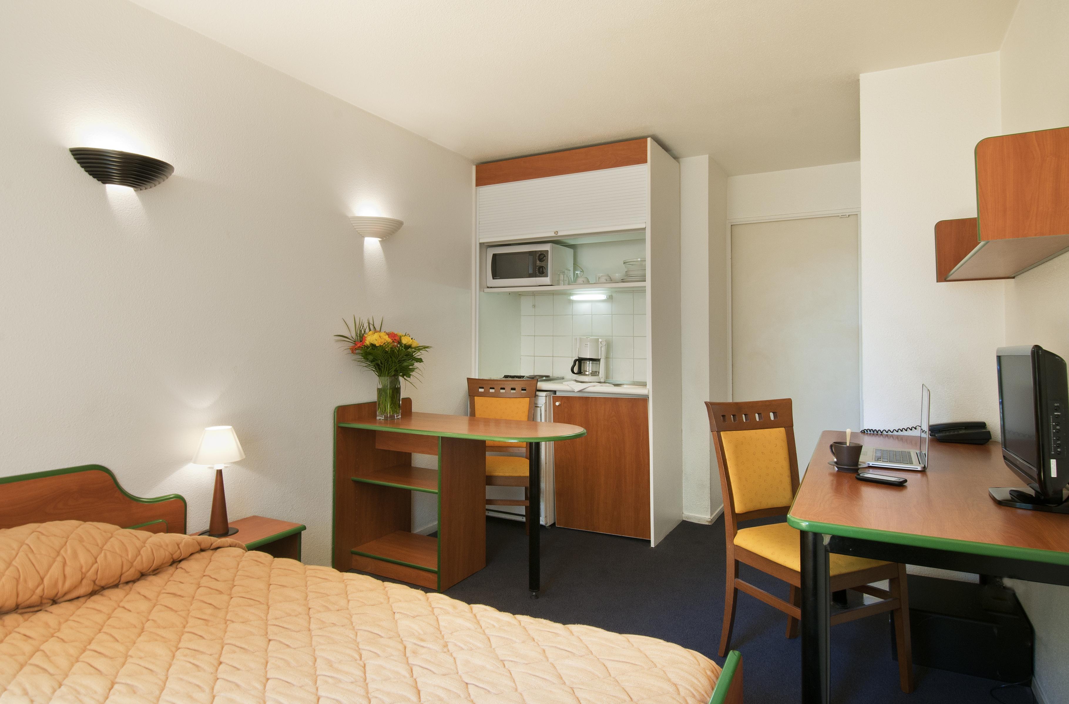อะดาโจ แอคเสส ดีเฟนส์ วินซี อพาร์ตโฮเต็ล Aparthotel กูร์เบอวัวร์ ภายนอก รูปภาพ