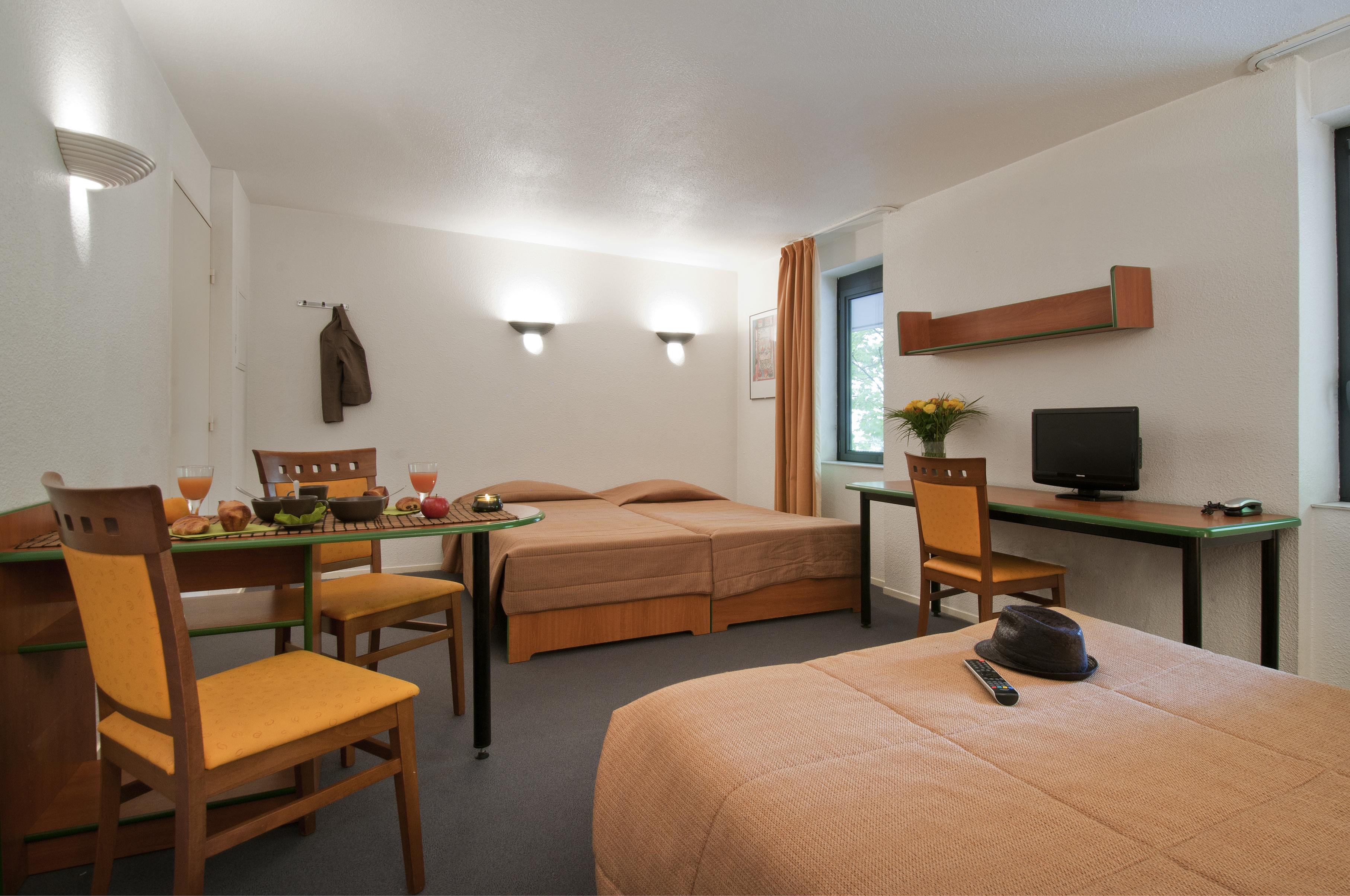 อะดาโจ แอคเสส ดีเฟนส์ วินซี อพาร์ตโฮเต็ล Aparthotel กูร์เบอวัวร์ ภายนอก รูปภาพ