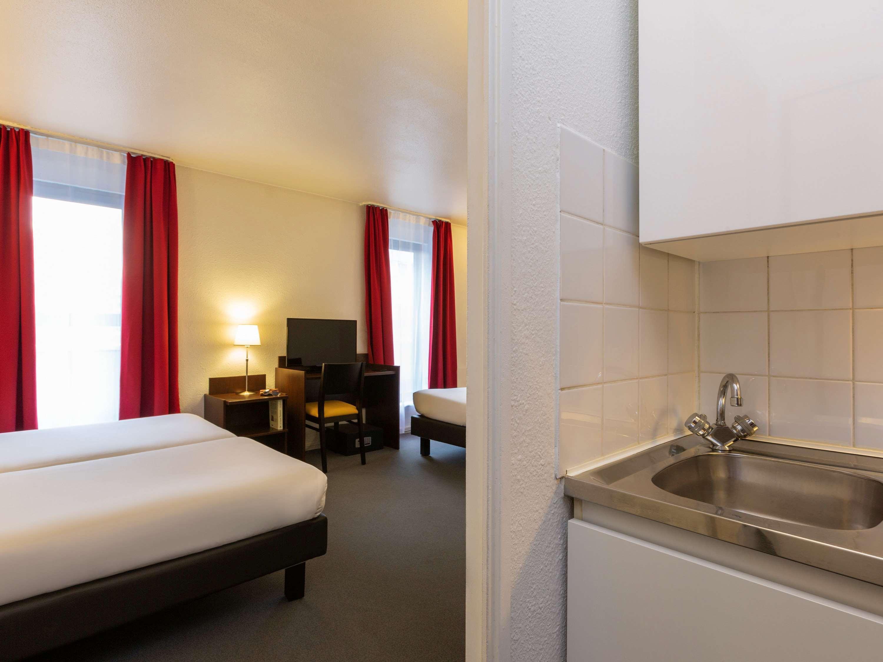 อะดาโจ แอคเสส ดีเฟนส์ วินซี อพาร์ตโฮเต็ล Aparthotel กูร์เบอวัวร์ ภายนอก รูปภาพ