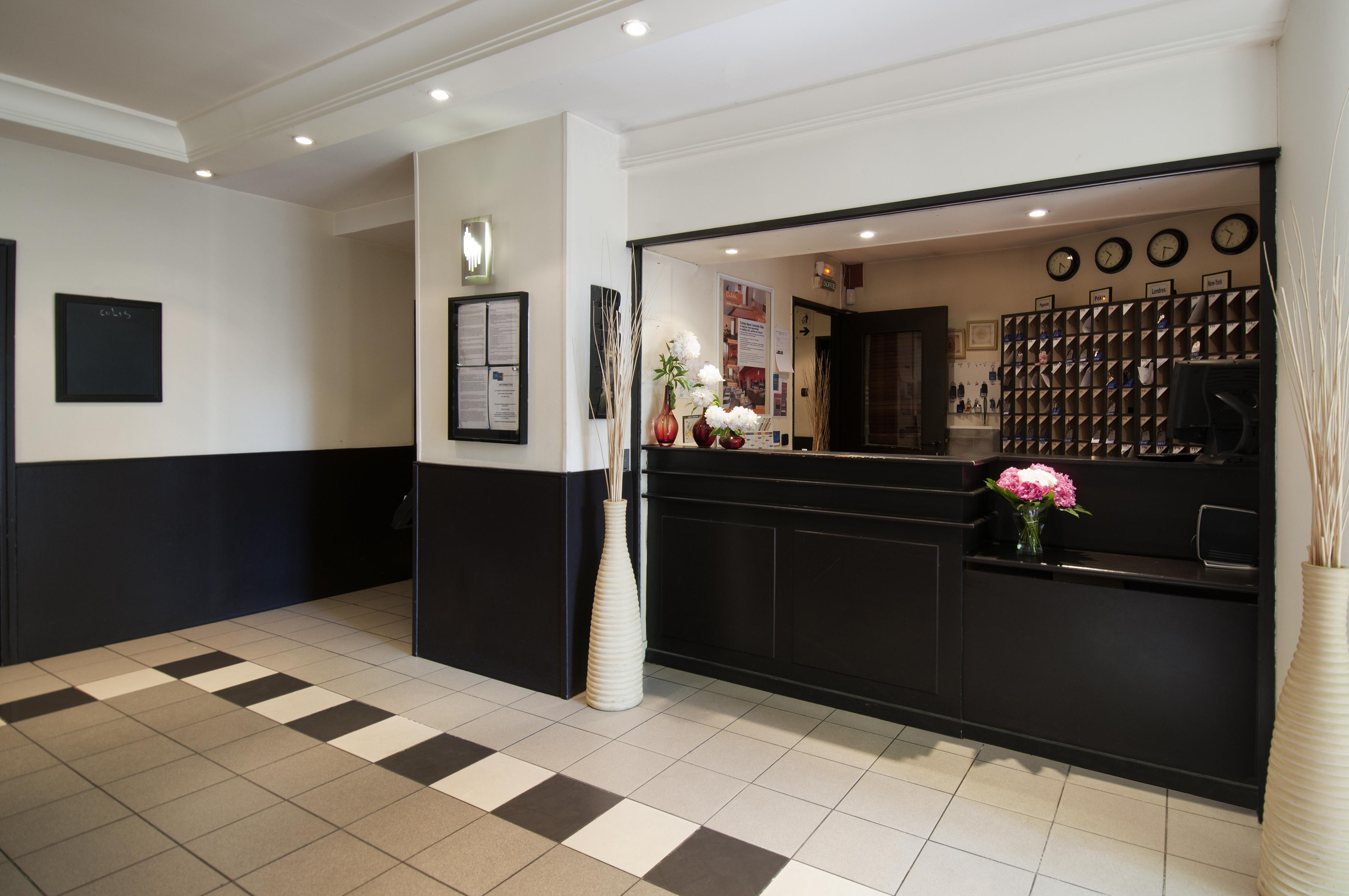 อะดาโจ แอคเสส ดีเฟนส์ วินซี อพาร์ตโฮเต็ล Aparthotel กูร์เบอวัวร์ ภายนอก รูปภาพ