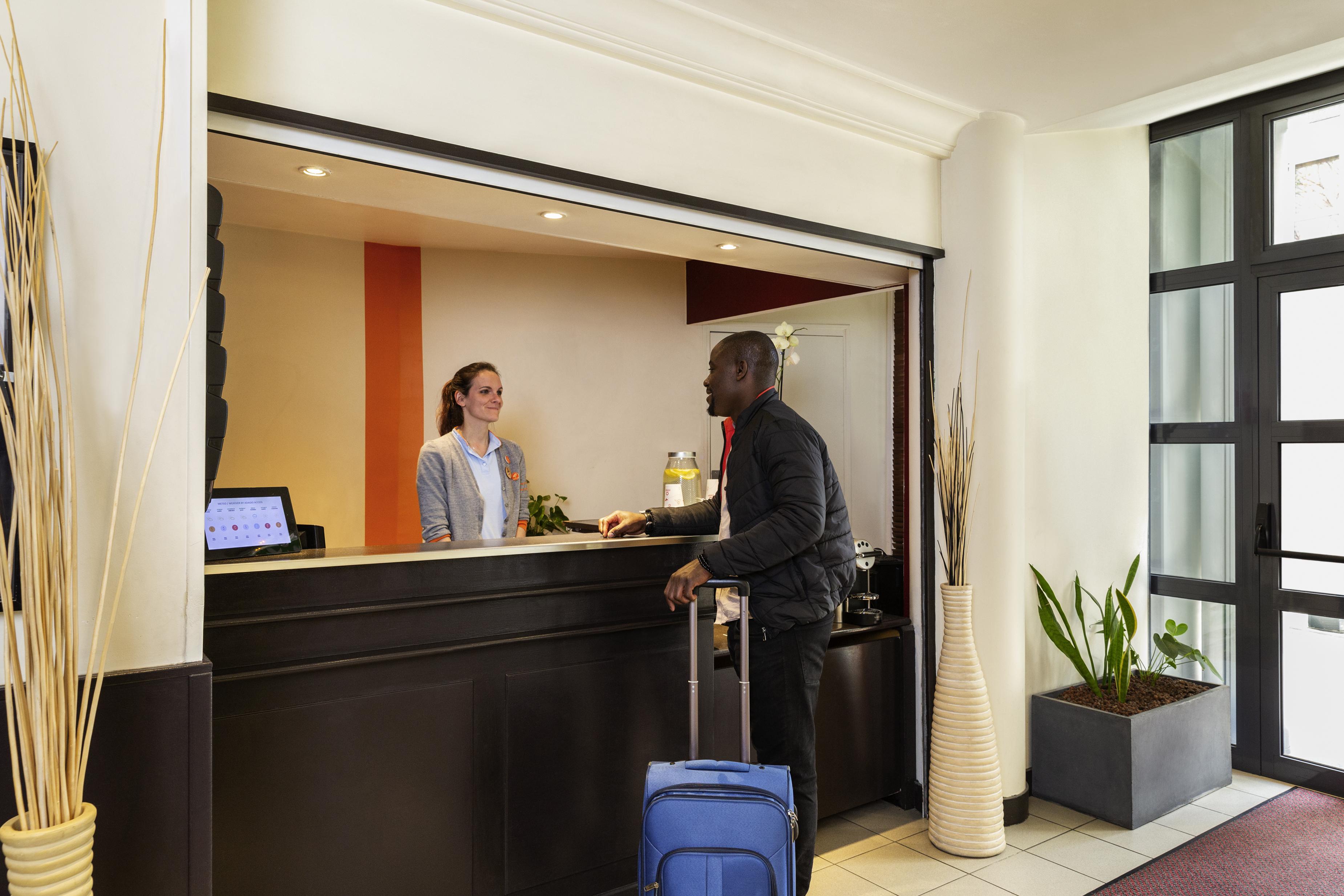 อะดาโจ แอคเสส ดีเฟนส์ วินซี อพาร์ตโฮเต็ล Aparthotel กูร์เบอวัวร์ ภายนอก รูปภาพ