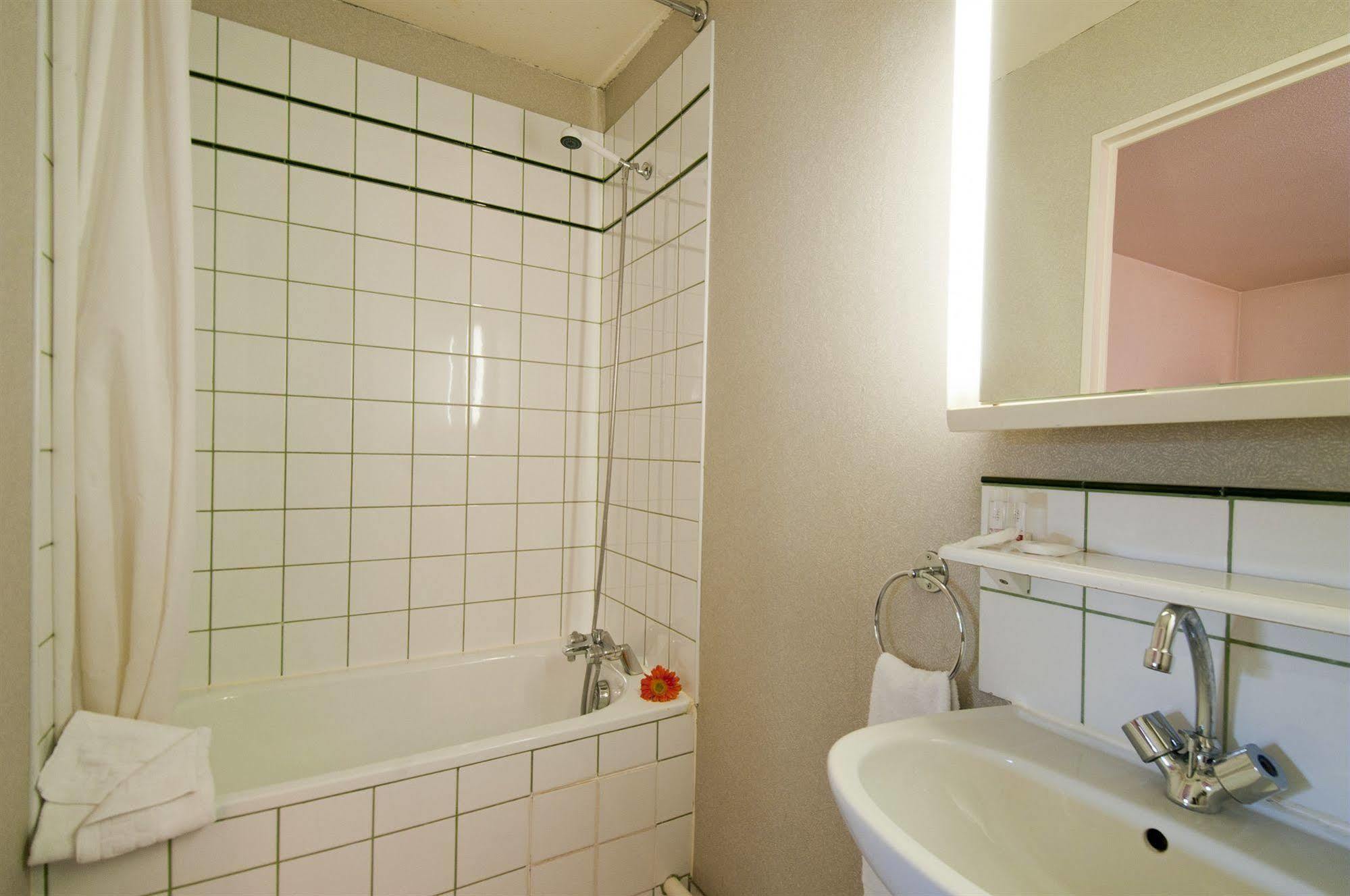 อะดาโจ แอคเสส ดีเฟนส์ วินซี อพาร์ตโฮเต็ล Aparthotel กูร์เบอวัวร์ ภายนอก รูปภาพ